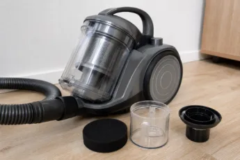 Kindersicherer beutelloser Staubsauger: DIY-Tipps